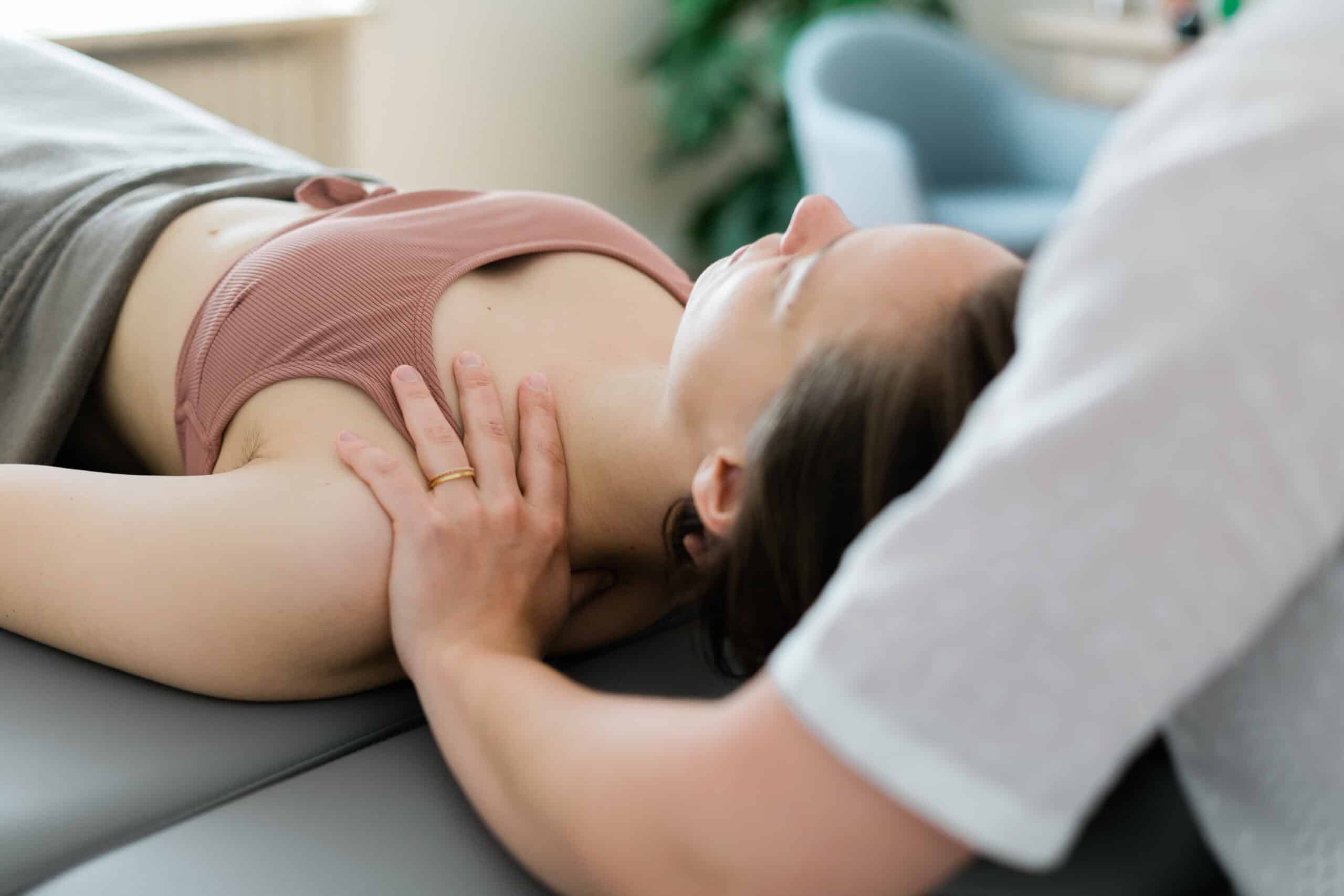 Osteopathische Behandlung der Halswirbelsäule